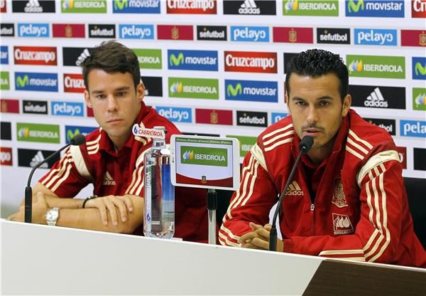 خوان بيرنات (يسار)