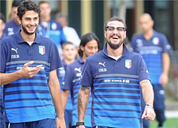 أوسفالدو (يمين)