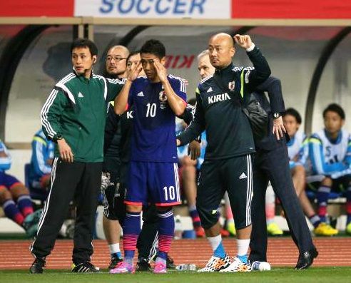 شينجي كاجاوا بعد أن قرر الطاقم الفني تبديله بسبب الإصابة