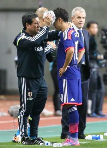 كاجاوا عند محاولة علاجه قبل إخراجه من الملعب