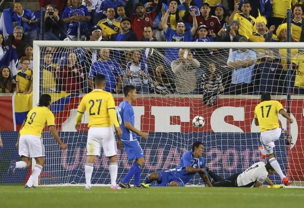 2014-10-11t021444z_1091519720_nocid_rtrmadp_3_soccer-friendly-columbia-vs-el-salvador_reuters