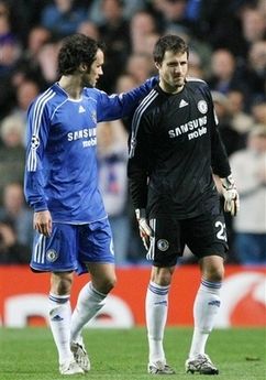 كوديتشيني أثناء خروجه من مباراة تشلسي وفنربخشه