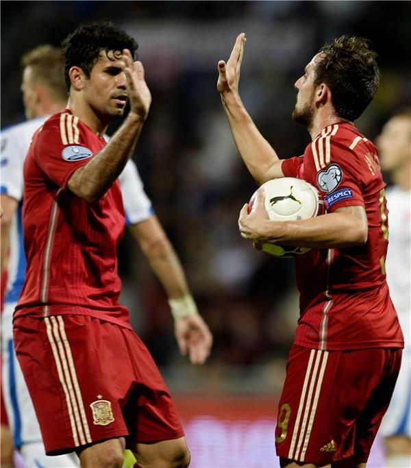 دييجو كوستا (يسار)