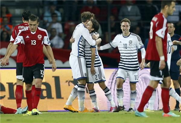 فرحة لاعبي الدانمارك بتسجيل هدف التعادل في مرمى ألبانيا