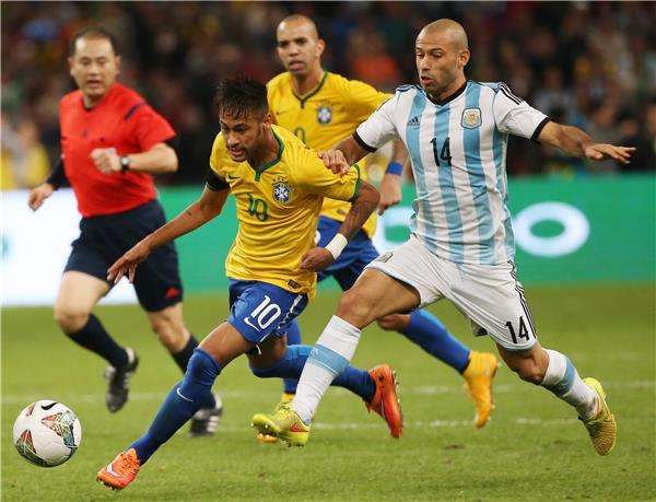 ماسكيرانو يحاول ايقاف نيمار خلال اللقاء