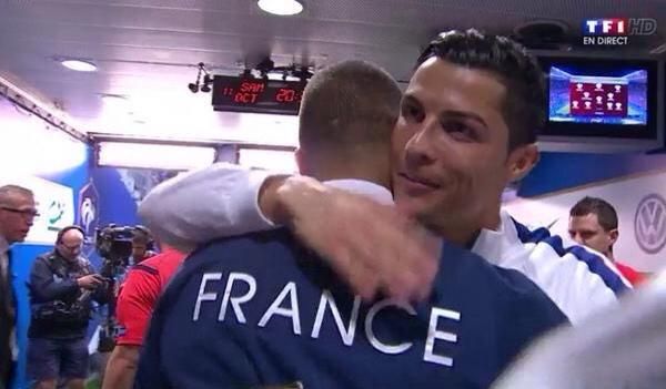 رونالدو وبنزيمة يتصافحان قبل لقاء الأمس