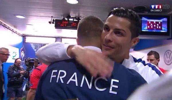 رونالدو وبنزيمة يتصافحان قبل لقاء الأمس