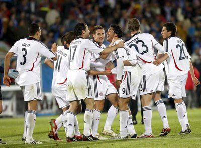 لاعبو بايرن ميونخ يحتفلون بتأهلهم لنصف نهائي كأس الأتحاد الأوربي