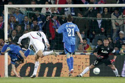 الااطالي لوكا توني لاعب بايرن ميونخ وهو يسجل الهدف الثالث لفريقه في اخر لحظات الشوط الأضافي الثاني