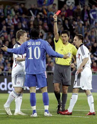 لاعب خيتافي روبين دي لا رود وهو يتلقى البطاقة الحمراء في الدقيقة السادسة من بداية اللقاء 