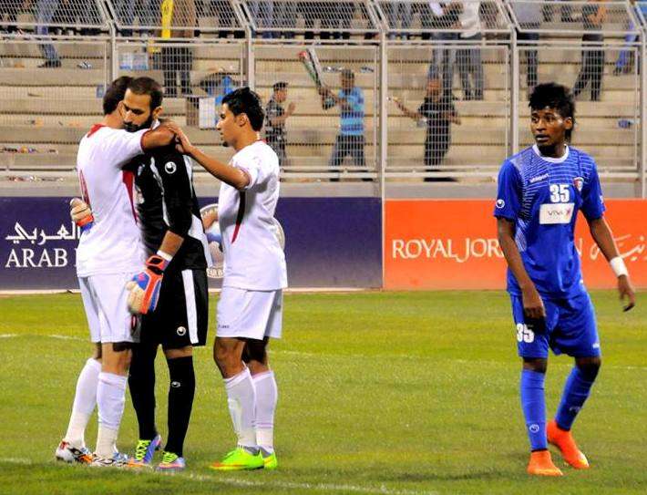 هايل يعانق القلاف بعد إحرازه هدفاً في مرماه