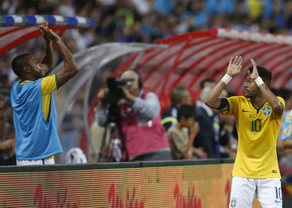 2014-10-14t132821z_275436144_gm1eaae1nkj01_rtrmadp_3_soccer-friendly_reuters