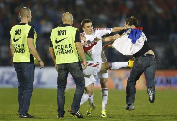2014-10-14t205744z_1148338766_lr1eaae1m7xml_rtrmadp_3_soccer-euro-serbia-brawl_reuters