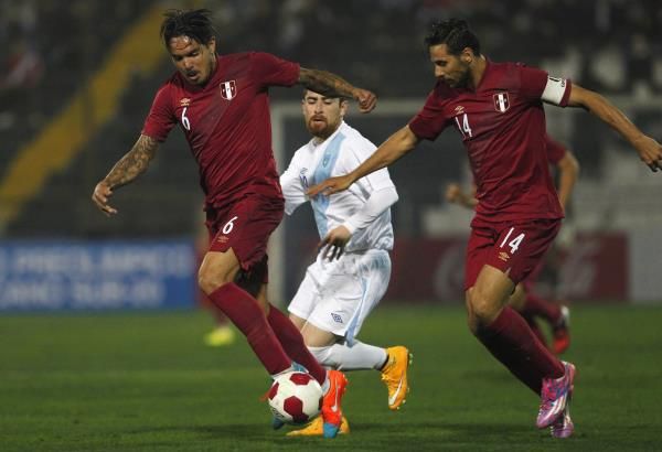 جانب من لقاء بيرو وجواتيمالا 