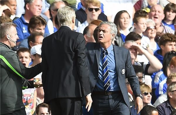 مورينيو خلال مشكلته الاخيرة مع فينجر