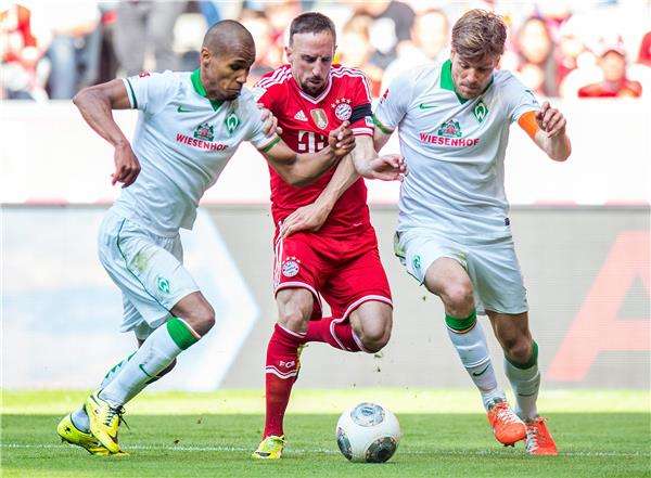 ريبيري محاصرا بين لاعبي بريمن