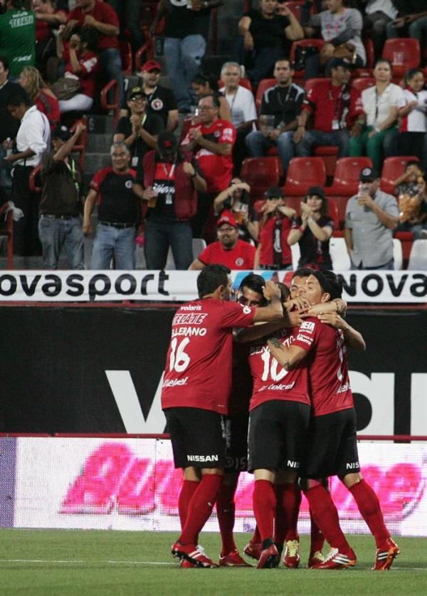 لاعبو تيخوانا يحتفلون بتسجيل هدف