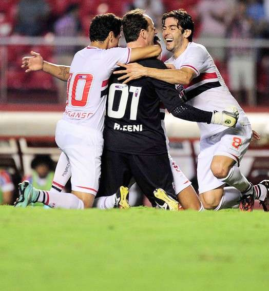 فرحة روجيريو سيني ولاعبي ساو باولو بالفوز على باهيا