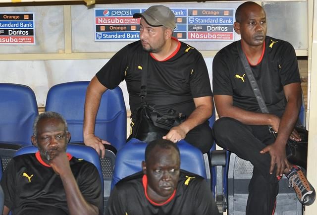 محسن سيد قبل طرده الي خارج الملعب