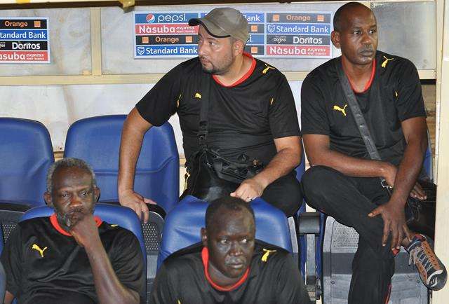 محسن سيد قبل طرده الي خارج الملعب