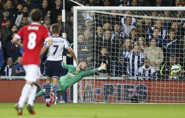 كرة براهينو في طريقها لهز شباك دي خيا