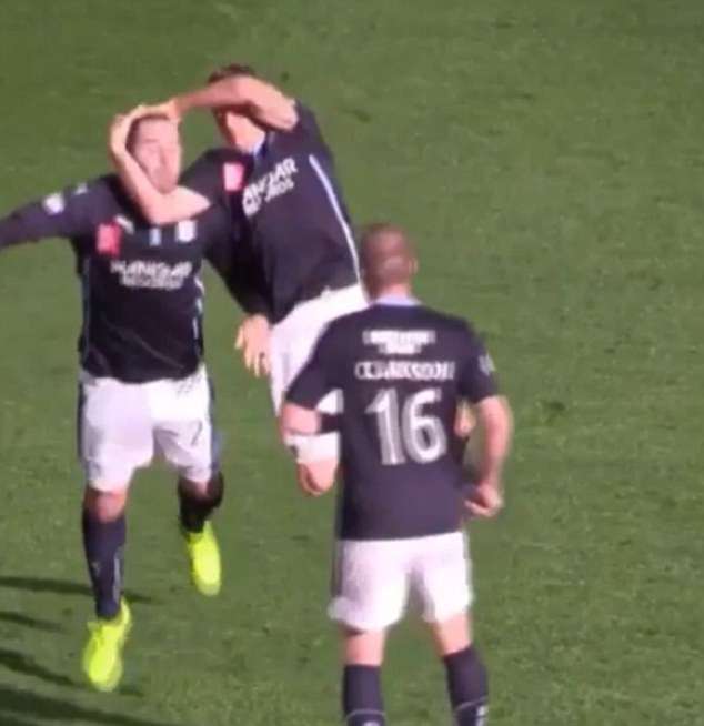  جيم ماك وجاري هاركينز واحتفال مثير للجدل بأحد الاهداف