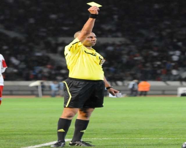 الحكم بلوط خلال لقاء التطواني واكادير