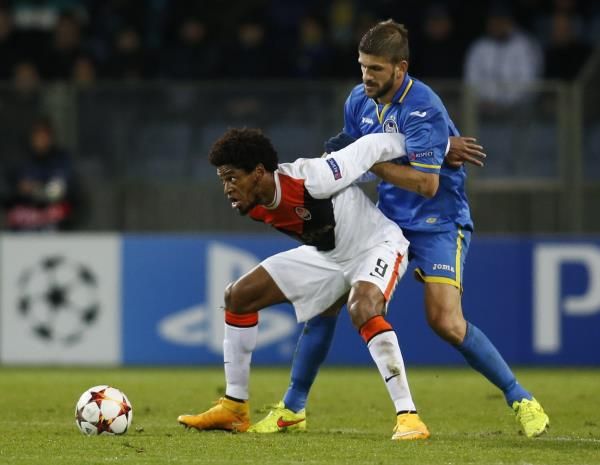 لويز أدريانو (يسار)