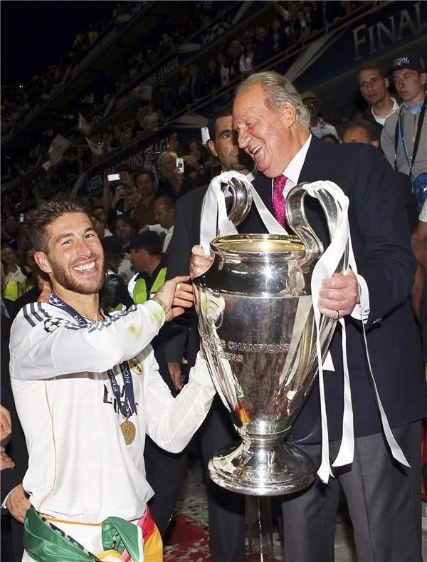 ملك اسبانيا السابق خوان كارلوس وفرحة الفوز بدوري الابطال