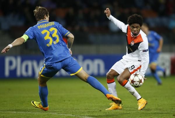 لويز أدريانو (يمين)