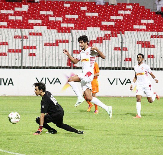  اسماعيل عبد اللطيف مهاجم المحرق يسجل احد اهدافه الاربعة في مرمى الحالة