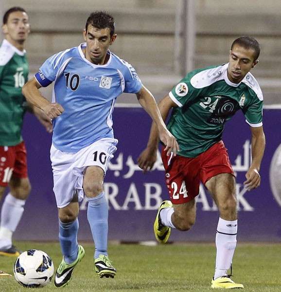 رجا "الوحدات" يحاول قطع الكرة من الشطناوي "الصريح" بلقاء اليوم 