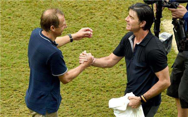 الألماني يواكيم لوف مدرب المانشافت مع مواطنه يورجن كلينسمان مدرب أمريكا