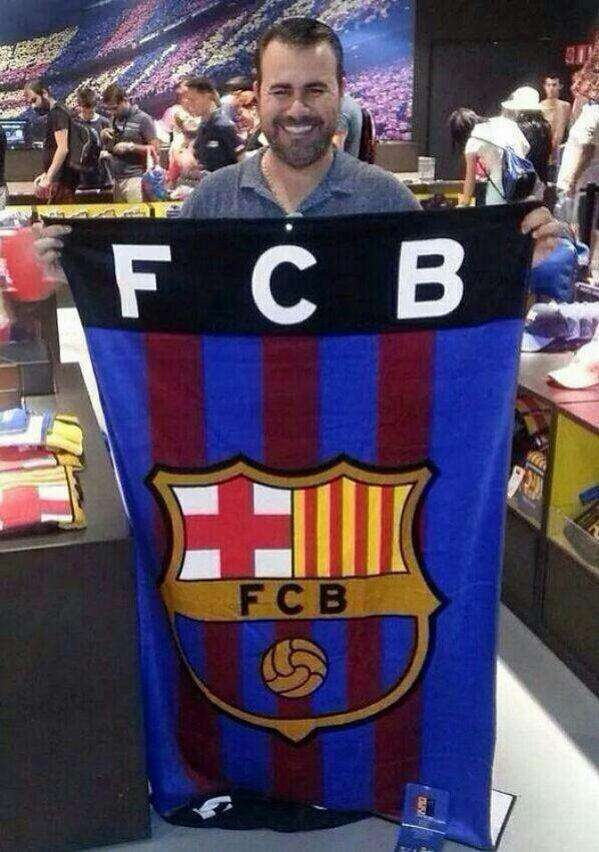 صاحب عقوبة زيدان يظهر مع شعار برشلونة