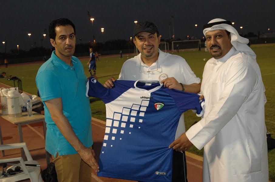 الفهد خلال تسلم قميص الأزرق الجديد