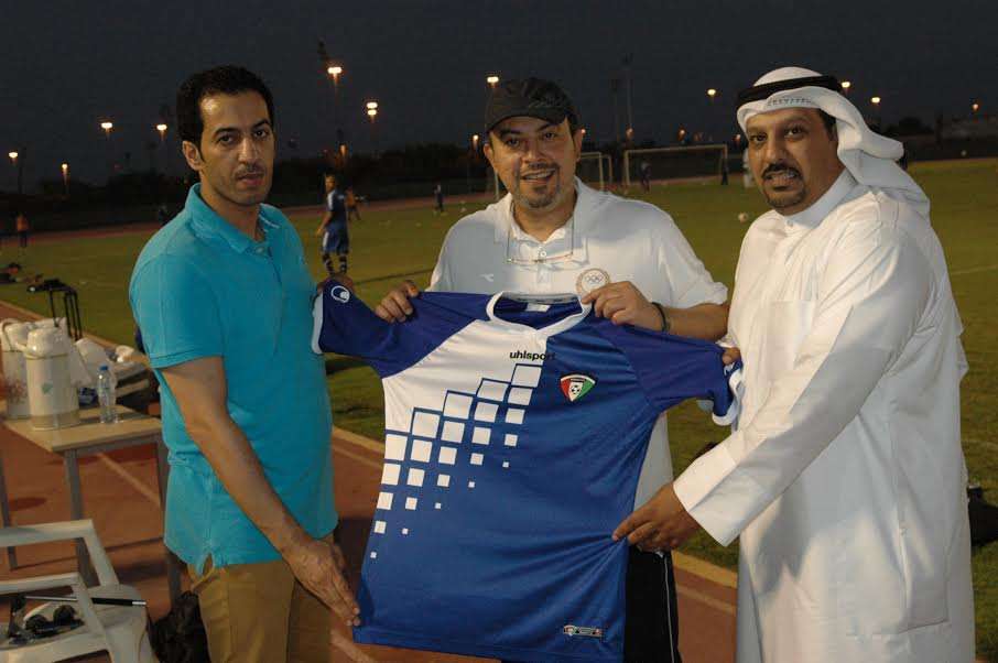 الفهد خلال تسلم قميص الأزرق الجديد