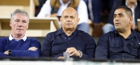 ويلكينز ومساعداه.. لن يفوتوا فرصة رصد المنتخبات في خليجي "22"