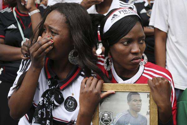 2014-11-01t124749z_302895540_gm1eab11lbb01_rtrmadp_3_soccer-safrica-meyiwa_reuters