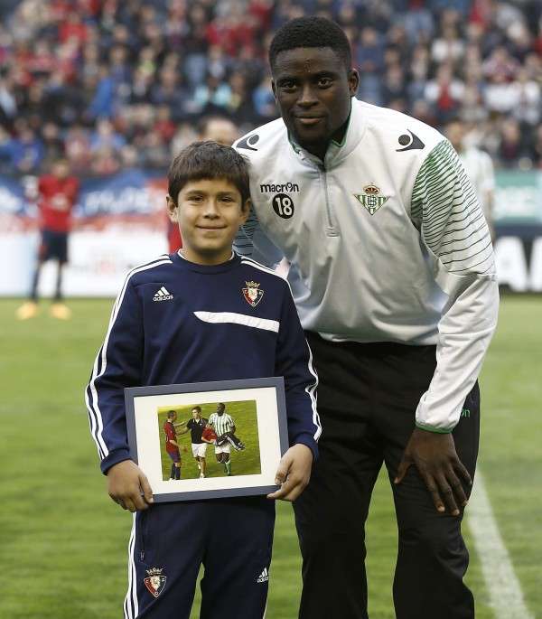 ندياي يتلقى تكريما من طفل أوساسونا