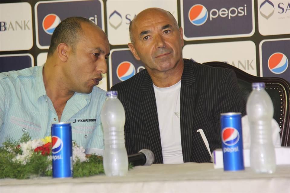 باتشيكو (يمين)