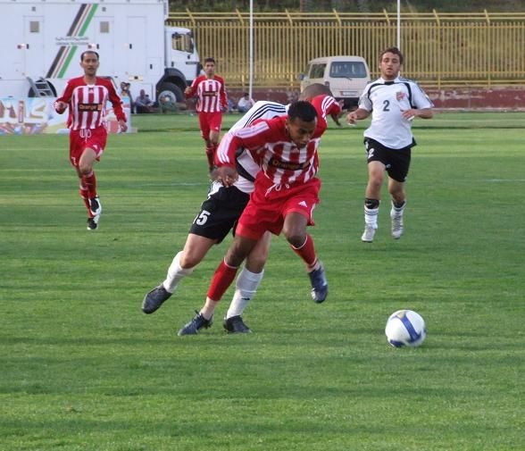 مصطفي شحدة شق طريقه صوب مرمى الاهلي  وبعدسة كووورة