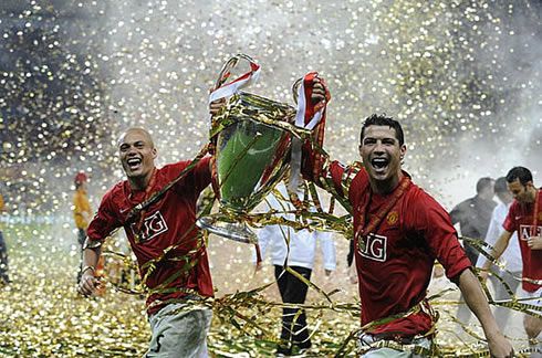 cristiano-ronaldo-439-and-wes-brown-running-with-the-uefa-champions-league-title-manchester-united-2008