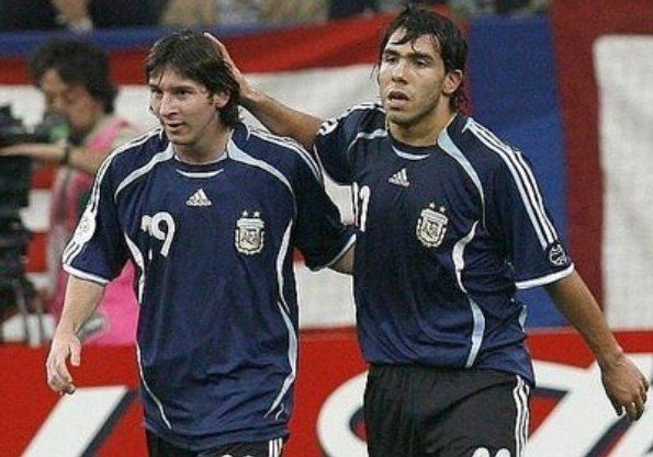 كارلوس تيفيز وليونيل ميسي في مباراة سابقة مع منتخب الارجنتين