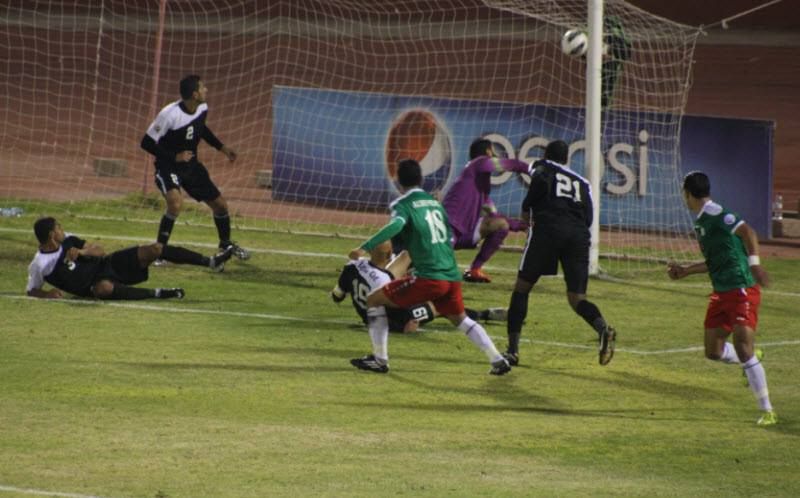 تسديدة مدافع الوحدات رجا في طريقها لإحتضان شباك البقعة 