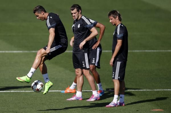 كوينتراو رفقة رونالدو وبيل خلال تدريبات ريال مدريد