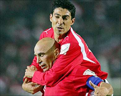 محمد بركات مع العميد حسام حسن بقميص المنتخب المصري 