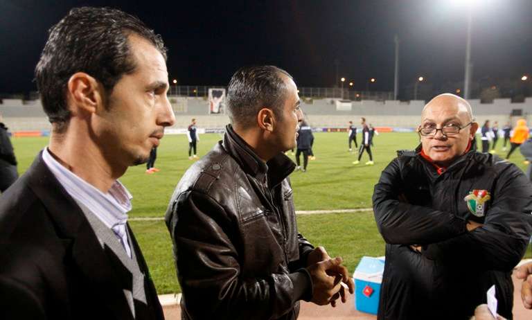 ويلكينز خلال مراوغته لمراسل كووورة بحضور المنسق الإعلامي لؤي العبادي