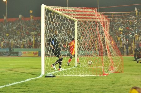 المريخ سجل مرتين وأقترب من الصعود