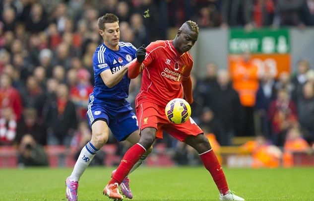 ازبيليكويتا في صراع على الكرة مع ماريو بالوتيلي