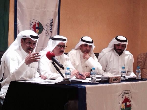 رئيس النادي دهام الشمري يتوسط أعضاء النادي في المؤتمر الذي عقد للرد على نائب رئيس الهيئة.